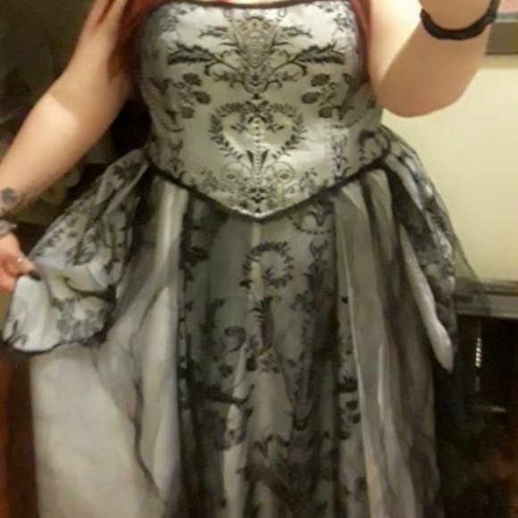 Gothic Ballgown - Picture 3 of 3